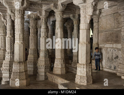 Ammirando le colonne di marmo scolpito di Ranakpur Jain Temple, Rajasthan, India Foto Stock