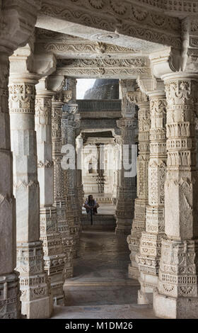 Ammirando le colonne di marmo scolpito di Ranakpur Jain Temple, Rajasthan, India Foto Stock