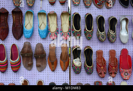 Colorato orientali scarpe etniche sul mercato delle pulci a Jaipur, India. Foto Stock