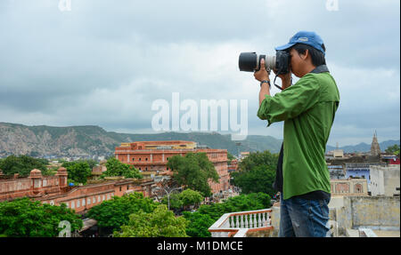 Jaipur, India - Lug 27, 2015. Un giovane fotografo fotografare cityscape di Jaipur, India. Foto Stock