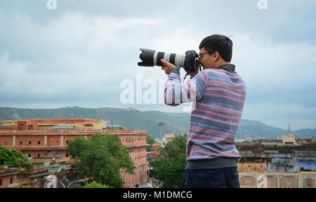 Jaipur, India - Lug 27, 2015. Un giovane turista scattando foto cityscape di Jaipur, India. Foto Stock