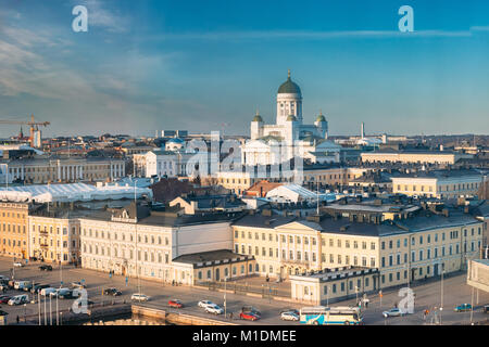 Helsinki, Finlandia. Vista aerea Street con il palazzo presidenziale e la Cattedrale di Helsinki nel giorno d'inverno. Vista dall'altezza Foto Stock