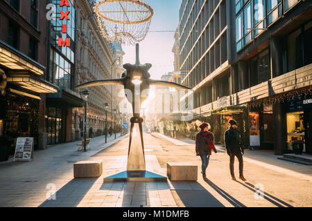 Helsinki, Finlandia - 11 dicembre 2016: Monumento al finlandese pasticcere Karl Fazer, il fondatore della famosa pasticceria Fazer su Kluuvikatu Street in Foto Stock