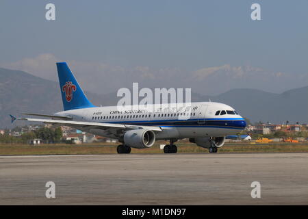 China Southern Airlines aereo parcheggiato in aeroporto di Kathmandu in Nepal. Foto Stock