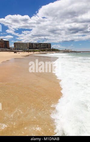 Newcastle Beach è un breve woalk dall'area CBD in Australia è la seconda città più antica. Newcastle è stato sottoposto a un rilancio negli ultimi anni. Foto Stock