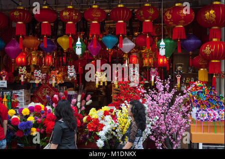 18.01.2018, Singapore, Repubblica di Singapore, in Asia - un negozio a Singapore il quartiere Chinatown vende lanterne, fiori di plastica e altri elementi. Foto Stock