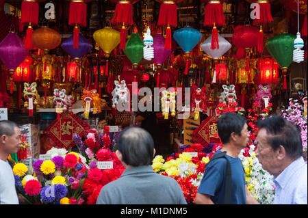 18.01.2018, Singapore, Repubblica di Singapore, in Asia - un negozio a Singapore il quartiere Chinatown vende lanterne, fiori di plastica e altri elementi. Foto Stock