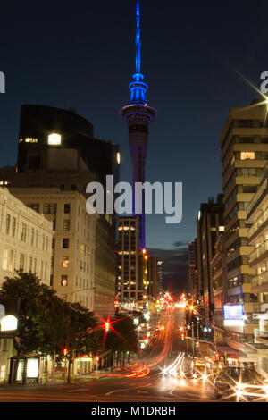 La Sky Tower di Auckland di notte Foto Stock