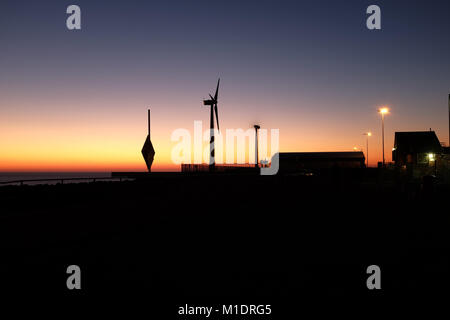 Sagome di turbine eoliche al tramonto, Porto Shoreham, Shoreham-da-Mare, West Sussex, in Inghilterra, Regno Unito. Foto Stock