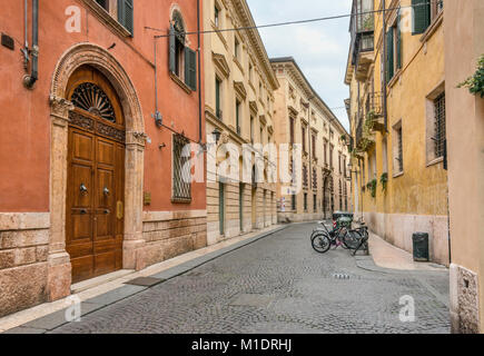 Via Oberdan, street nel centro storico di Verona, Veneto, Italia Foto Stock