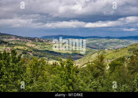 Frignano valley in Toscana Appennino Emiliano, vista da Via Giardini, SS12, vicino a Pavullo nel Frignano, Emilia Romagna, Italia Foto Stock