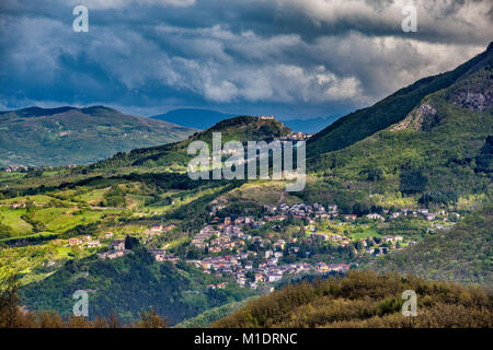 Villaggio di Montecreto, toscano Appennino Emiliano, vista da Via Giardini, SS12, vicino al villaggio di Barigazzo, Emilia Romagna, Italia Foto Stock