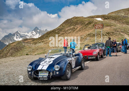 AC Cobra aka Shelby Cobra, un anglo-americano auto sportiva, classic 2 porte roadster, Passo Pennes (Penserjoch), Alpi Sarentine, Trentino-Alto Adige, Italia Foto Stock