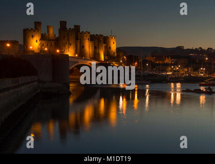 Castello di Conway al crepuscolo con riflessioni sulla costa settentrionale del Galles Foto Stock