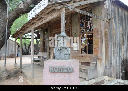 La statua di hondo crouch fondatore della musica luckenbach sede al di fuori del magazzino generale texas Foto Stock