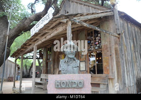 La statua di hondo crouch fondatore della musica luckenbach sede al di fuori del magazzino generale texas Foto Stock