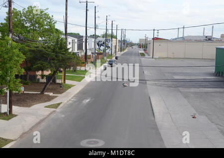 Un paio di scarpe da ginnastica appeso a un filo che denota la pista territorio in san antonio texas back street Foto Stock