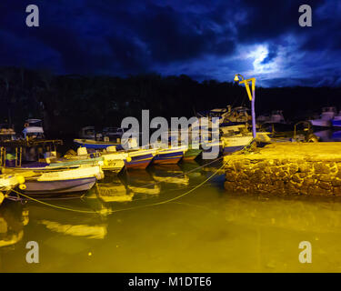 Barche di pescatori alleggerire la luna nel porto di Santa Cruz isola la mattina presto (Galapagos) Foto Stock