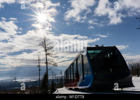 Funivia per Hrebienok nel paesaggio invernale. Monti Tatra. La Slovacchia. Foto Stock