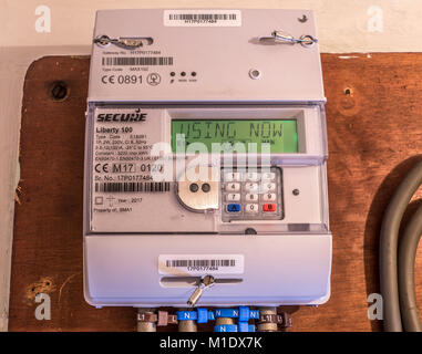 Fissare la libertà 100 smart misuratore di energia elettrica, misurare il consumo e la stabulazione 'utilizzando ora' informazioni attraverso il pannello del display. Regno Unito. Foto Stock