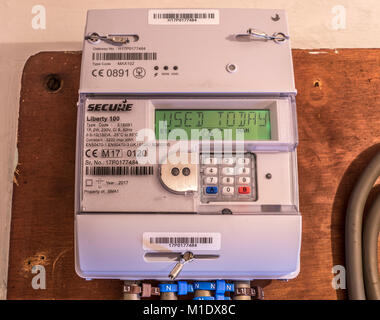 Fissare la libertà 100 smart misuratore di energia elettrica, misurare il consumo e di stabulazione utilizzati "oggi" informazioni attraverso il pannello del display. Regno Unito. Foto Stock