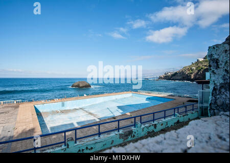 Il vecchio fatiscente piscina all'aria aperta sulla costa di las Aguas. Foto Stock