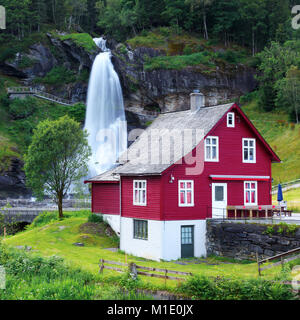 Casa Rossa vicino a cascata Steinsdalsfossen Foto Stock