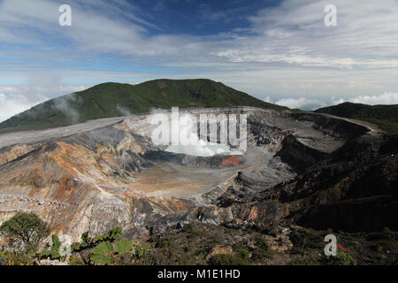 Vulcano Poas in Costa Rica, vista nel cratere. Splendida vista del vapore. La foto è stata scattata in una giornata di sole. Foto Stock