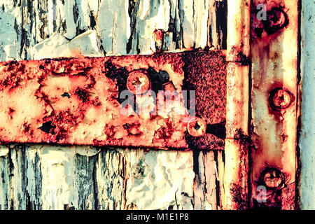 Rusty cerniere sulla porta bianca Foto Stock