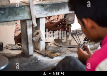 Mano dell artigiano detiene molti tagliatori di pietra Foto Stock