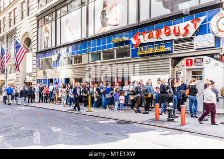 La città di New York, Stati Uniti d'America - 28 Ottobre 2017: Manhattan NYC edifici di midtown Times Square, Broadway Street avenue road, segno, linea lunga coda di persone in attesa di c Foto Stock