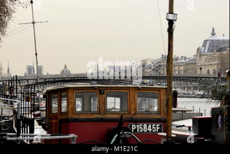 Parigi - barca PENICHES lungo il fiume Senna - Fiume Senna PANORAMA - PENICHES dettagli - SENNA - ponti di Parigi : la porta SOLFERINO PARIGI © F.BEAUMONT Foto Stock