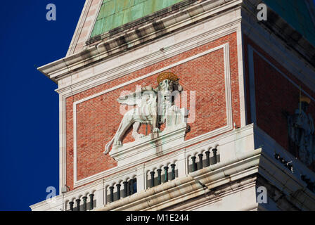Leone alato, simbolo della vecchia repubblica di Venezia, nella parte superiore di San Marco Torre Campanaria Foto Stock