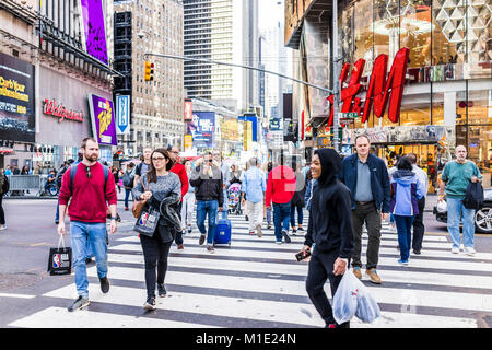La città di New York, Stati Uniti d'America - 28 Ottobre 2017: Manhattan NYC edifici di midtown Times Square, Broadway Avenue road, segni di annunci, gente che cammina attraversando stree Foto Stock
