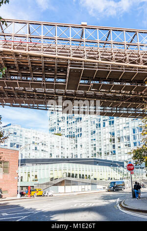 Brooklyn, Stati Uniti d'America - 28 Ottobre 2017: vista al di sotto del ponte di Brooklyn Bridge esterno esterno all'aperto in NYC New York City, pedoni persone, il traffico di automobili Foto Stock