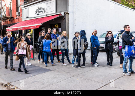 Brooklyn, Stati Uniti d'America - 28 Ottobre 2017: linea lunga coda di gente in attesa per il famoso ristorante chiamato Grimaldi's Pizza da Juliana's Foto Stock