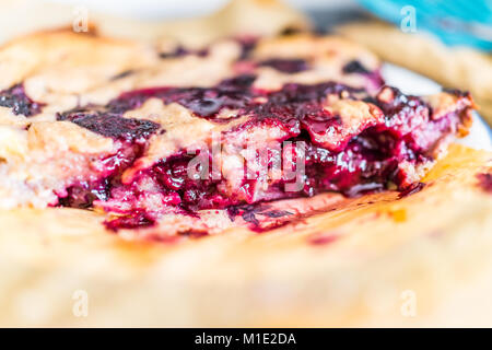 Vista dettagliata del caldo rosso cherry cobbler Banana torta di pane sulla piastra, crosta dorata, macro dettaglio texture Foto Stock