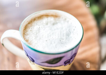 Macro closeup della tazza di caffè con dettaglio texture di latte di soia bolle di schiuma bianca cappuccino Foto Stock