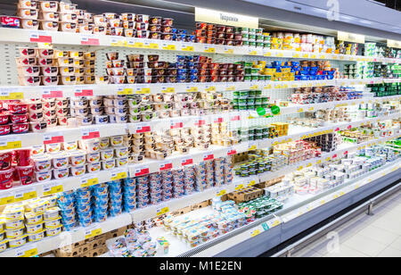 Samara, Russia - 27 Gennaio 2018: prodotti lattiero-caseari freschi yogurt,cagliata pronta per la vendita nel supermercato lenta. Uno dei più grandi retailer in Russia Foto Stock