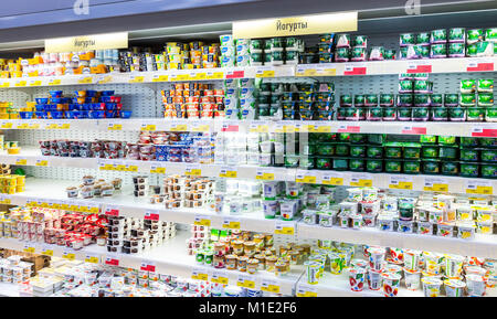 Samara, Russia - 27 Gennaio 2018: prodotti lattiero-caseari freschi yogurt,cagliata pronta per la vendita nel supermercato lenta. Uno dei più grandi retailer in Russia Foto Stock