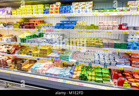 Samara, Russia - 27 Gennaio 2018: prodotti lattiero-caseari freschi, burro pronto per la vendita nel supermercato lenta. Uno dei più grandi retailer in Russia Foto Stock