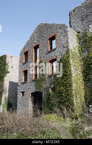 Derelitto Aberthaw lime opere in Galles UK. Edificio classificato di grado II Foto Stock