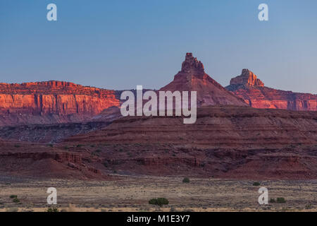 Un tramonto incandescente grazie di arenaria nel distretto di aghi del Parco Nazionale di Canyonlands, Utah, Stati Uniti d'America Foto Stock