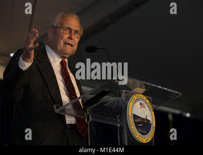 NORFOLK, Virginia (21 luglio 2017) --Donald Rumsfeld, ex Segretario della Difesa, indirizzi ospiti presso la USS Gerald Ford (CVN 78) presidenti della reception. La reception era tenuto a ringraziare i membri della commissione e per onorare il commissioning di Ford. (U.S. Navy Foto Stock