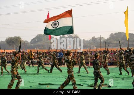 Di Allahabad, India. 29 gen, 2018. Di Allahabad: Ragazza eseguire programma culturale durante tre giorni 'Samutkarsha Camp' a Magh Mela area in Allahabad su 29-01-2018. Samutkarsha Camp organizzato da Vidya Monica per il potenziamento del ruolo delle donne sotto 'Salva ragazze, educare le ragazze' in cui circa 16 mila le ragazze hanno partecipato da 49 districs di Pasqua Uttar Pradesh. Credito: Prabhat Kumar Verma/Pacific Press/Alamy Live News Foto Stock