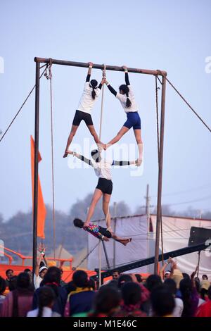 Di Allahabad, India. 29 gen, 2018. Di Allahabad: Ragazza atleti eseguire le loro specialità durante tre giorni 'Samutkarsha Camp' a Magh Mela area in Allahabad su 29-01-2018. Samutkarsha Camp organizzato da Vidya Monica per il potenziamento del ruolo delle donne sotto 'Salva ragazze, educare le ragazze' in cui circa 16 mila le ragazze hanno partecipato da 49 districs di Pasqua Uttar Pradesh. Credito: Prabhat Kumar Verma/Pacific Press/Alamy Live News Foto Stock