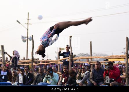 Di Allahabad, India. 29 gen, 2018. Di Allahabad: Ragazza atleti eseguire le loro specialità durante tre giorni 'Samutkarsha Camp' a Magh Mela area in Allahabad su 29-01-2018. Samutkarsha Camp organizzato da Vidya Monica per il potenziamento del ruolo delle donne sotto 'Salva ragazze, educare le ragazze' in cui circa 16 mila le ragazze hanno partecipato da 49 districs di Pasqua Uttar Pradesh. Credito: Prabhat Kumar Verma/Pacific Press/Alamy Live News Foto Stock