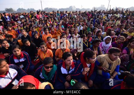 Di Allahabad, India. 29 gen, 2018. Di Allahabad: Ragazze prendere parte in tre giorni 'Samutkarsha Camp' a Magh Mela area in Allahabad su 29-01-2018. Samutkarsha Camp organizzato da Vidya Monica per il potenziamento del ruolo delle donne sotto 'Salva ragazze, educare le ragazze' in cui circa 16 mila le ragazze hanno partecipato da 49 districs di Pasqua Uttar Pradesh. Credito: Prabhat Kumar Verma/Pacific Press/Alamy Live News Foto Stock