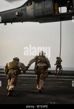 Golfo Arabico (Agosto 22, 2017) DEGLI STATI UNITI Navy esplosivo ordinanza personale di smaltimento partecipano in un fast roping esercizio con un MH-60S Sea Hawk elicottero, dal "Eightballers" di elicottero di mare squadrone di combattimento (HSC) 8, a bordo della portaerei USS Nimitz CVN (68), e il agosto 22, 2017, nel Golfo Arabico. Nimitz è distribuito negli Stati Uniti Quinta Flotta area di operazioni a sostegno di funzionamento inerenti a risolvere. Mentre in questa regione la nave e strike gruppo stanno conducendo le operazioni di sicurezza marittima per rassicurare gli alleati e partner, preservare la libertà di navigazione e di mantenere il flusso libero di commerc Foto Stock