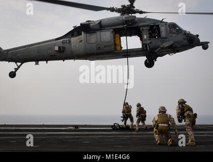 Golfo Arabico (Agosto 22, 2017) DEGLI STATI UNITI Navy esplosivo ordinanza personale di smaltimento partecipano in un fast roping esercizio con un MH-60S Sea Hawk elicottero, dal "Eightballers" di elicottero di mare squadrone di combattimento (HSC) 8, a bordo della portaerei USS Nimitz CVN (68), e il agosto 22, 2017, nel Golfo Arabico. Nimitz è distribuito negli Stati Uniti Quinta Flotta area di operazioni a sostegno di funzionamento inerenti a risolvere. Mentre in questa regione la nave e strike gruppo stanno conducendo le operazioni di sicurezza marittima per rassicurare gli alleati e partner, preservare la libertà di navigazione e di mantenere il flusso libero di commerc Foto Stock